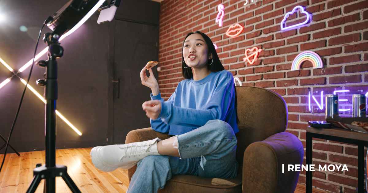 Chica haciendo live en redes sociales